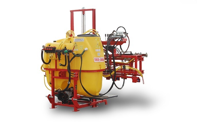 Feldspritze aufgehangt mit hydraulisch aufklappbaren Gestange von hinten TL815