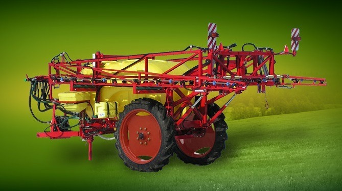 Feldspritze gezogen mit mechanisch aufklappbaren Gestange auf Seiten TL 2015