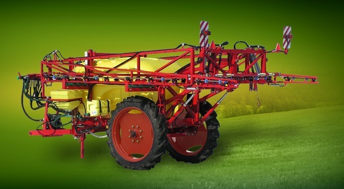 Feldspritze gezogen mit mechanisch aufklappbaren Gestange auf Seiten TL 2518