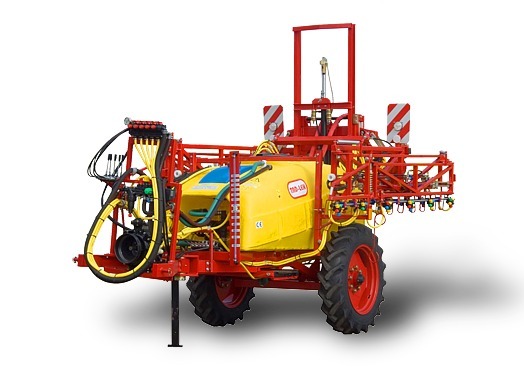 Feldspritzepritze gezogen TL 1618 mit hydraulisch aufklappbaren Gestange auf Seiten