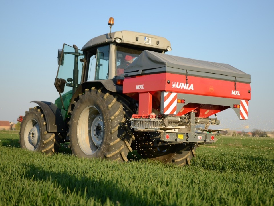 Dungerstreuer angehangt mit Schnecken Streu-System "MXL 1600"