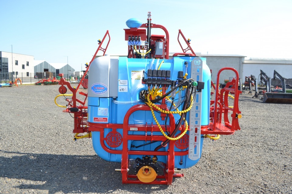 Feldspritze angehangt mit hydraulisch aufklappbaren Gestange ''Calabria Hydro''  1000/15 - P 329/20