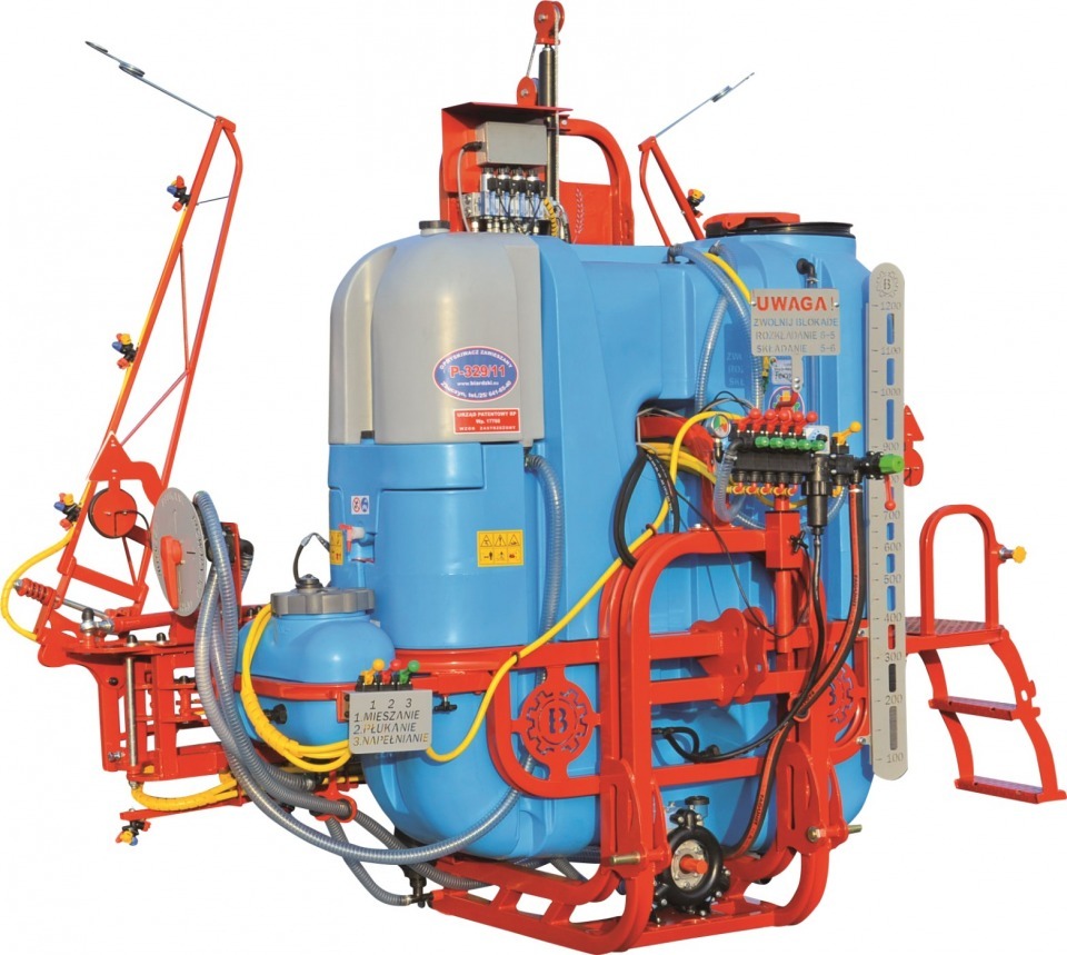 Feldspritze angehangt mit hydraulisch aufklappbaren Gestange ''Calabria Hydro''  1200/15 - P 329/23